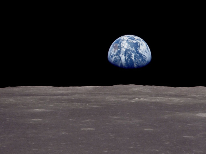 premier-pas-sur-la-lune-vol-établi-par-la-NASA-la-terre-vue-de-la-lune