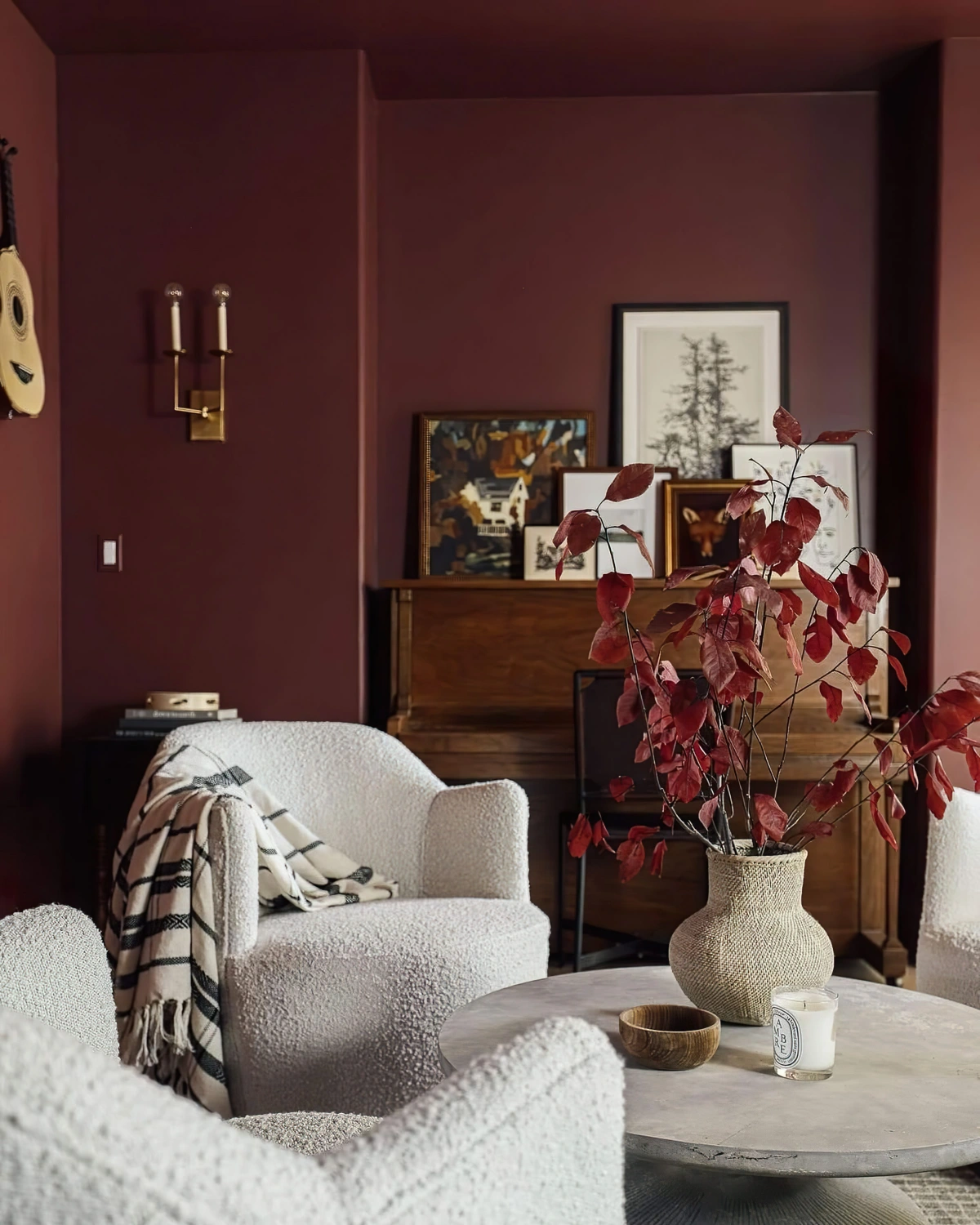 quelle couleur avec le bordeaux salon meubles fauteuils blancs