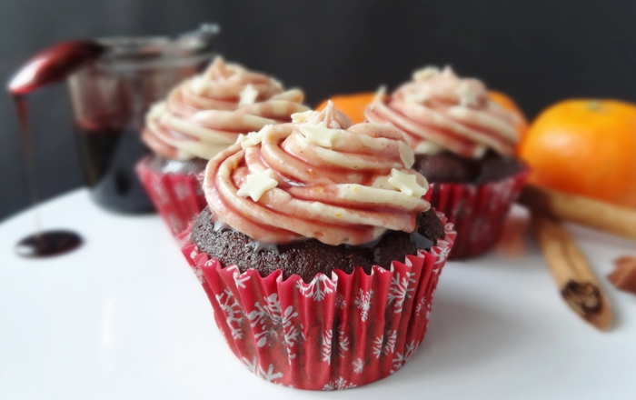 recette-cupcake-glacage-idée-originale-décoration-cupcake-cerise-et-chocolat