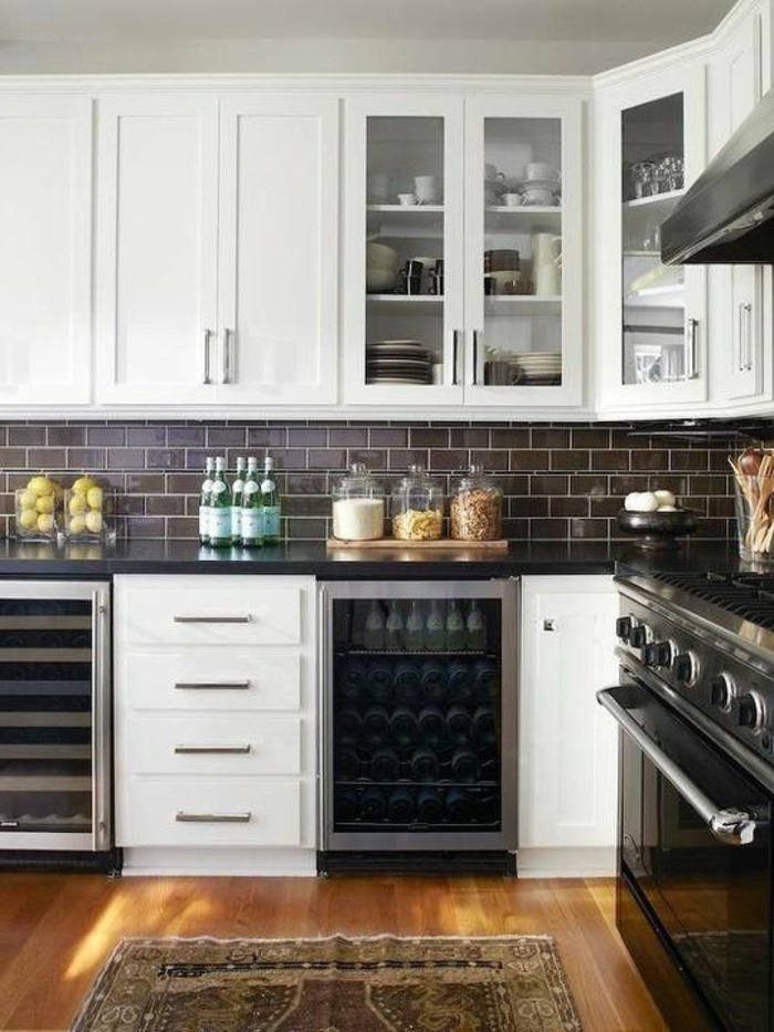 relooker-sa-cuisine-sol-en-parquet-clair-tapis-coloré-meubles-de-cuisine-modernes-carrelage-noir-dans-la-cuisine