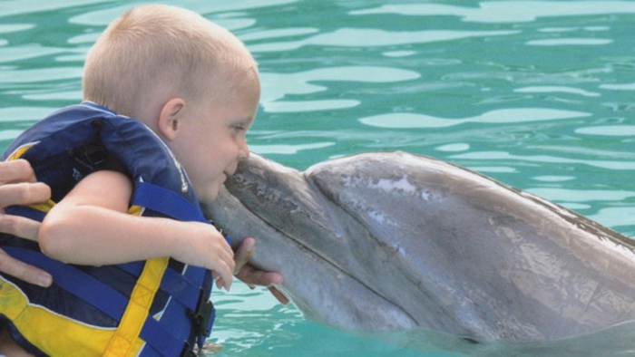 réaliser-son-rêve-nager-avec-les-dauphins-marineland-bébé-heueux