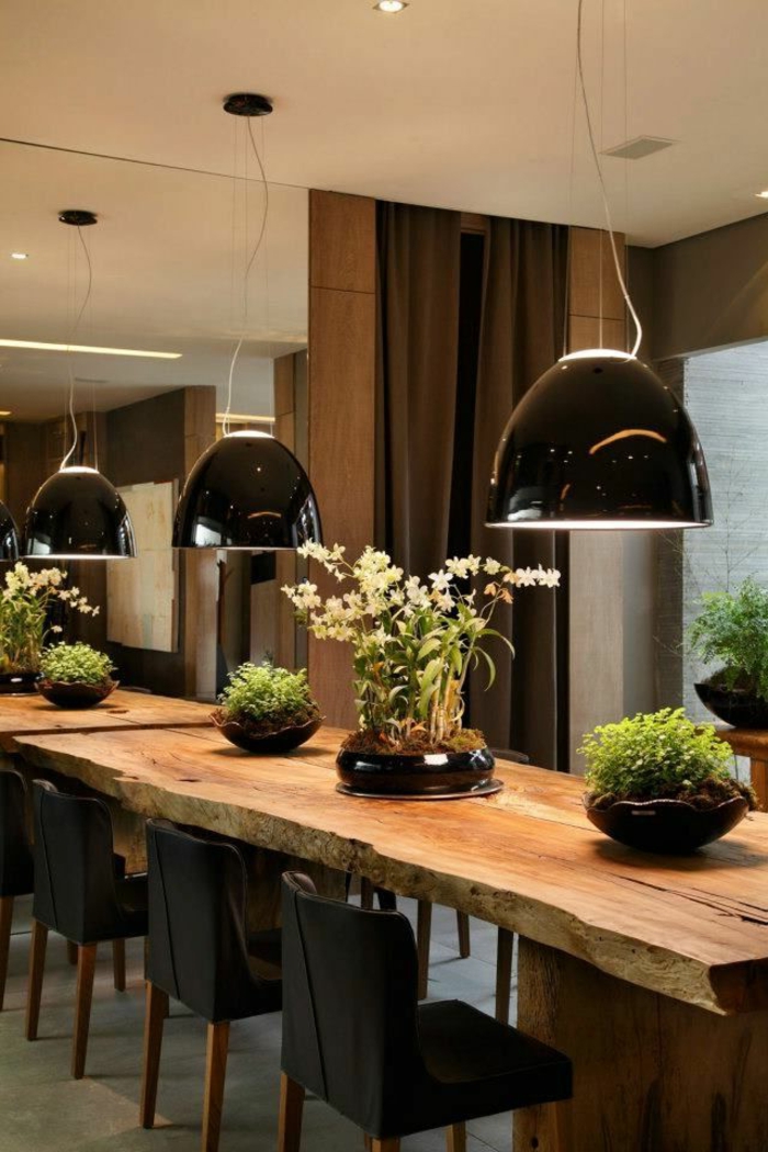 salle-a-manger-complete-pas-cher-avec-table-en-bois-massif-bois-clair-et-lustres-noires-fleurs-sur-la-table