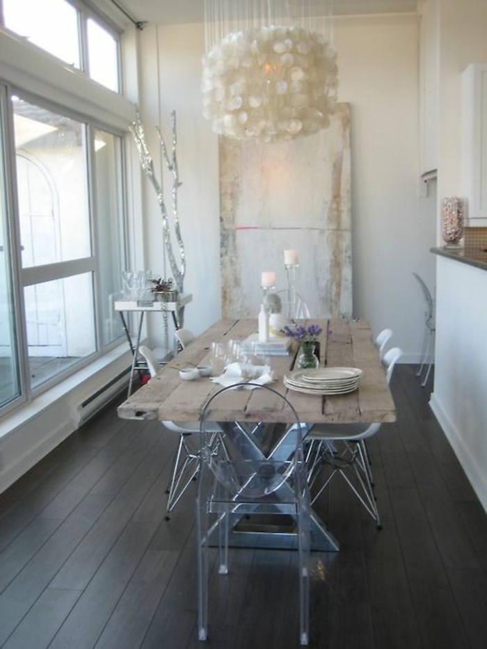 salle-a-manger-contemporaine-complete-avec-chaises-transparentes-et-table-carre-en-bois