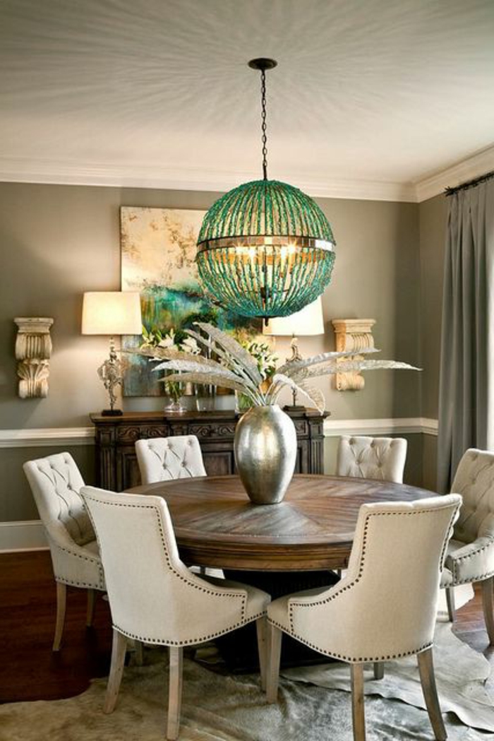 salle-a-manger-contemporaine-complete-avec-lustre-en-rotin-bleu-chaises-beiges-table-ronde