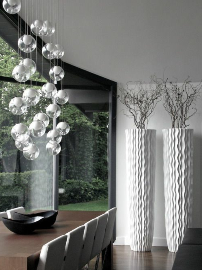 salle-a-manger-contemporaine-complete-table-en-bois-massif-et-chaises-gris-decoration-zen