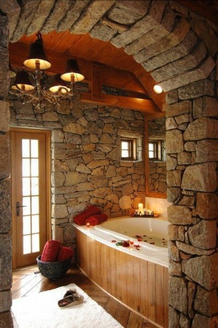 salle-de-bain-avec-decoration-en-pierres-gris-mur-imitation-pierre-et-baignoire-en-bois