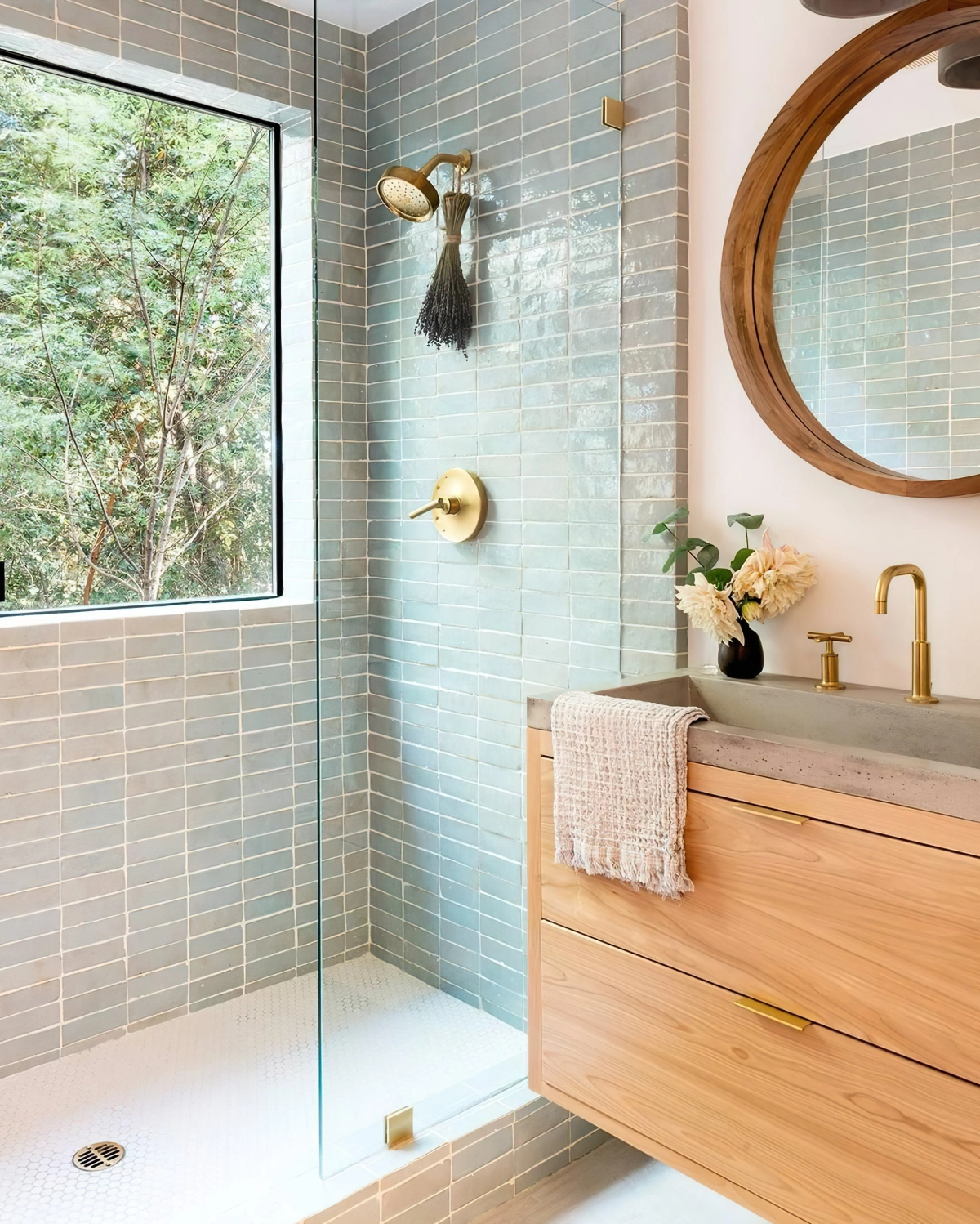 salle de bain avec fenetre carrelage vert douche or meuble bois
