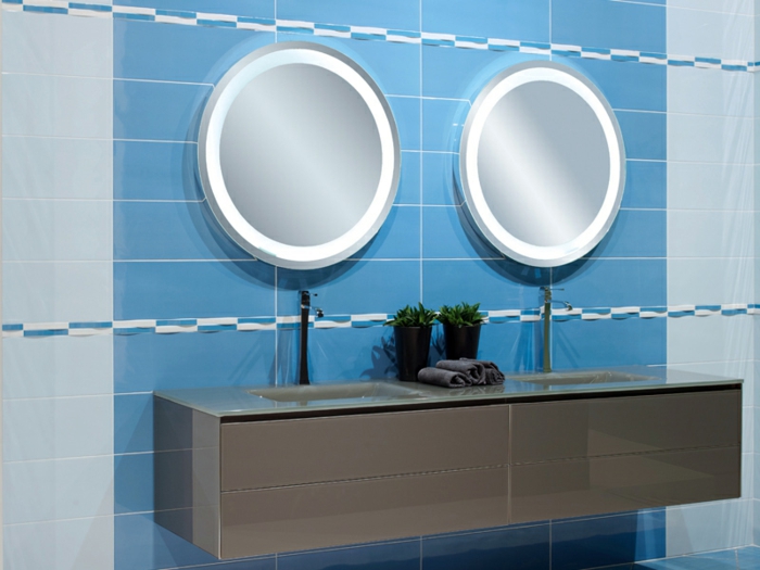 salle-de-bain-avec-jolie-decoration-murale-avec-carrelage-adhesif-mural-bleu-clair