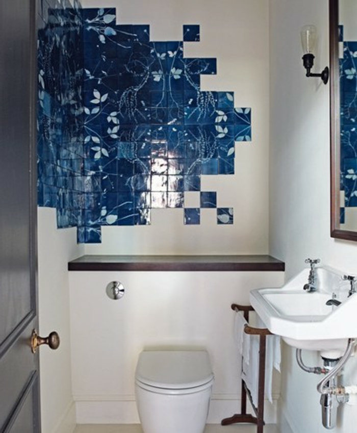 salle-de-bain-avec-jolie-decoration-murale-avec-carrelage-adhesif-mural-bleu-foncé