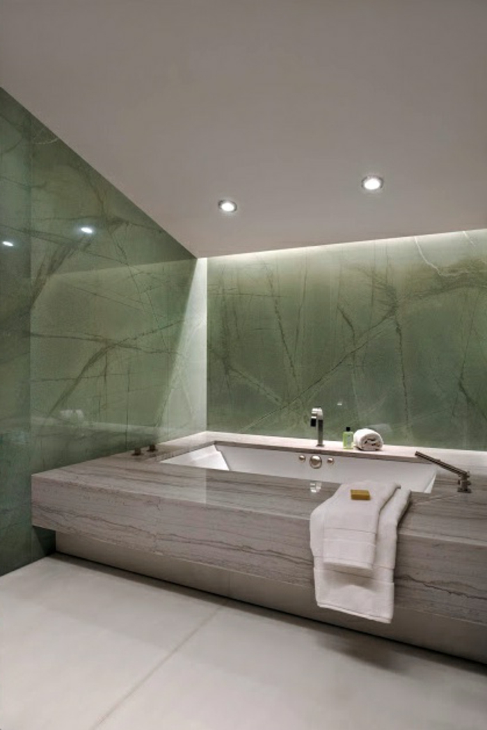 salle-de-bain-elegante-avec-comiche-eclairage-indirect-eclairage-indirect-plafond