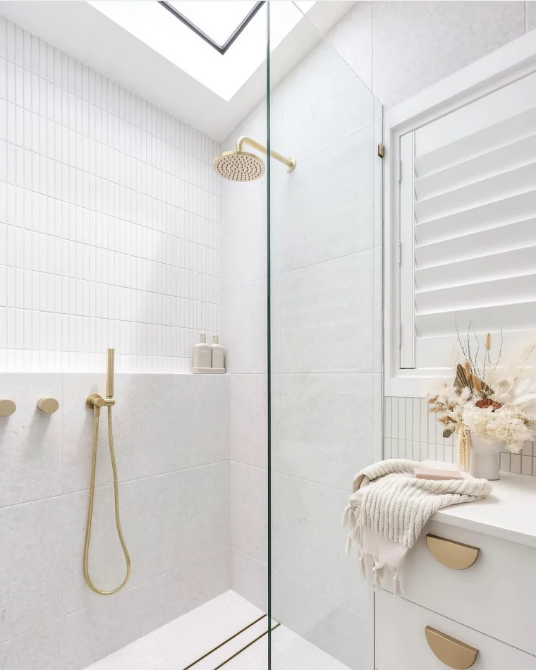 salle de bain moderne petite carrelage blanc douche or meuble blanc