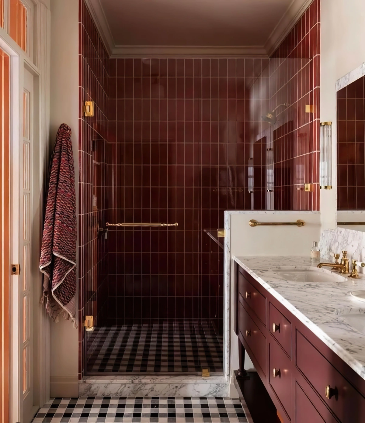 salle de bain rouge carrelage cabine douche accessoire or lavabo marbre