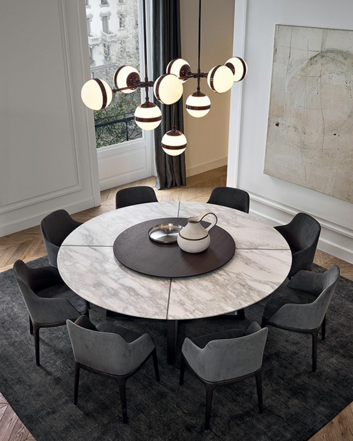 salle-à-manger-contemporaine-avec-chaises-contemporaines-table-ronde-lustre-moderne
