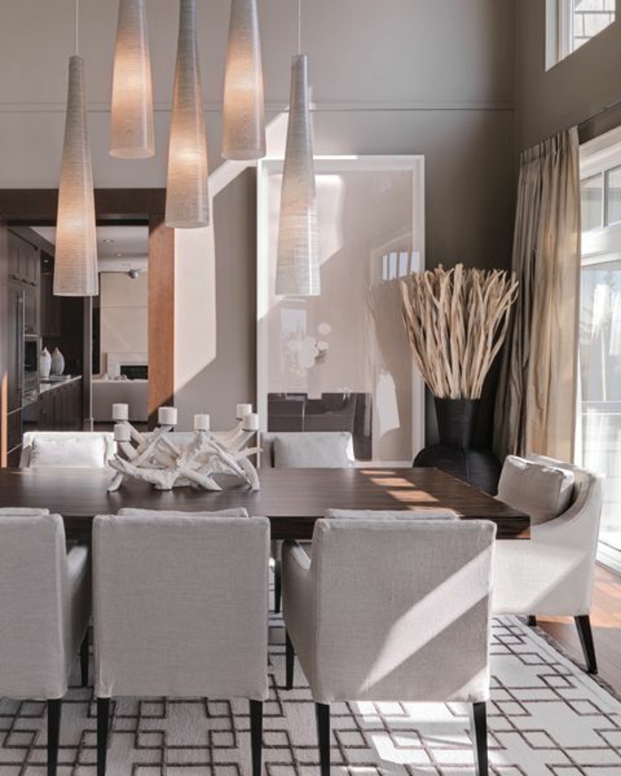 salle-à-manger-contemporaine-avec-tapis-gris-et-chaises-gris-dans-la-salle-de-sejour-moderne