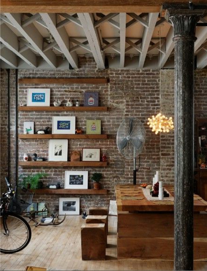salon-avec-mur-de-briques-sol-en-bois-et-meubles-en-bois-massif-pour-le-salon-moderne