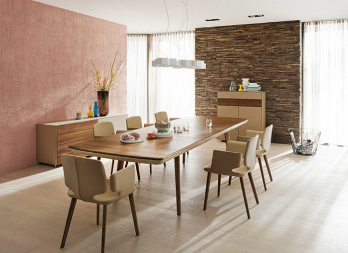 salon-bien-aménagé-salle-de-séjour-revetement-mural-bois-salle-à-manger-chaises-table