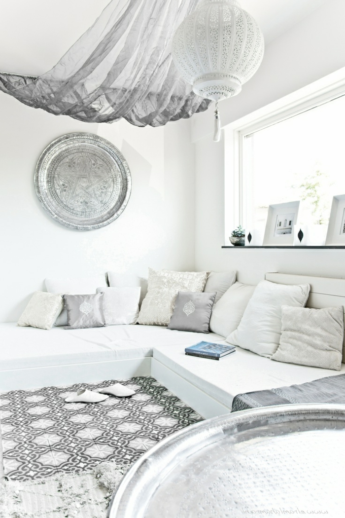 salon-marocain-blanc-meubles-d-intérieur-blancs-murs-blancs-meubles-modernes-salon-marocain
