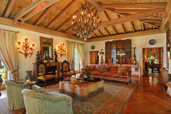 salon-marocain-moderne-aménagement-impressionnant-chandelier-antique