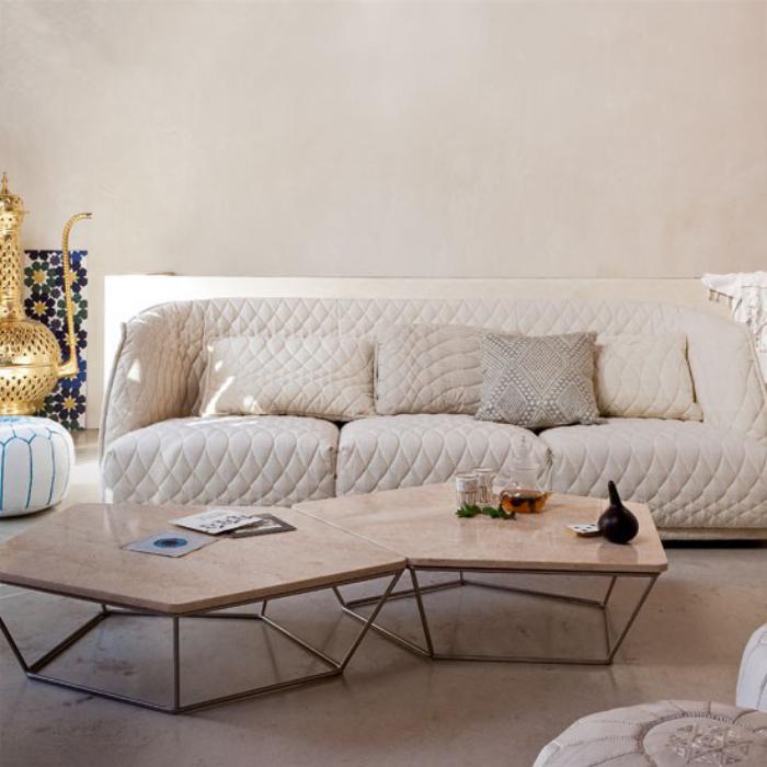 salon-marocain-moderne-en-teintes-claires-style-élégant-contemporain