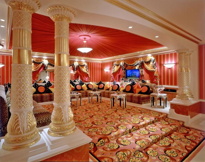 salon-marocain-moderne-intérieur-exceptionnel-luxueux-grands-piliers