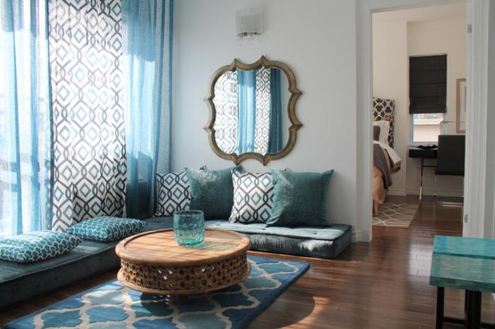 salon-marocain-moderne-pièce-marocaine-en-bleu