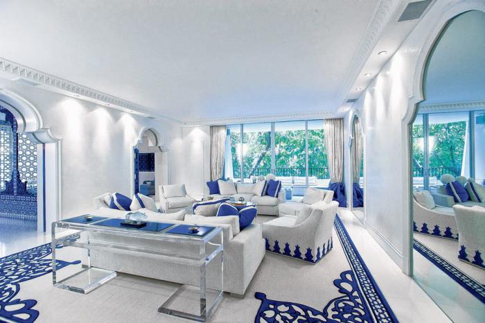 salon-marocain-moderne-salle-de-séjour-élégnt-en-blanc-et-bleu-portes-arquées