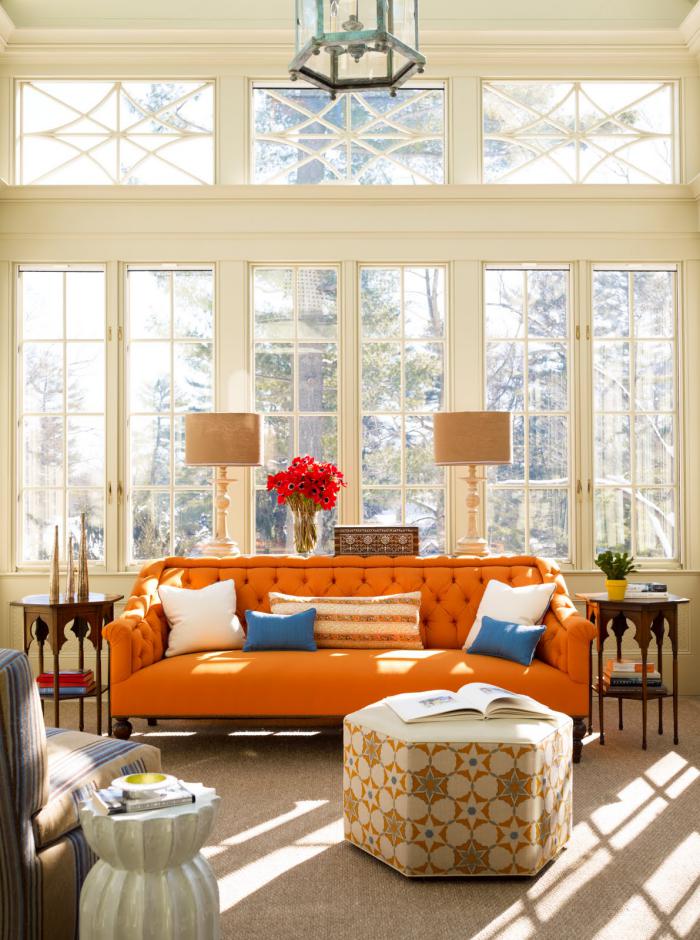 salon-marocain-moderne-sofa-orange-capitonné-pièce-en-blanc-beige-et-orange