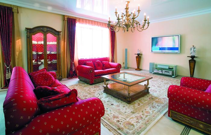 salon-marocain-moderne-sofas-rouges-style-marocain-salle-de-séjour-magnifique