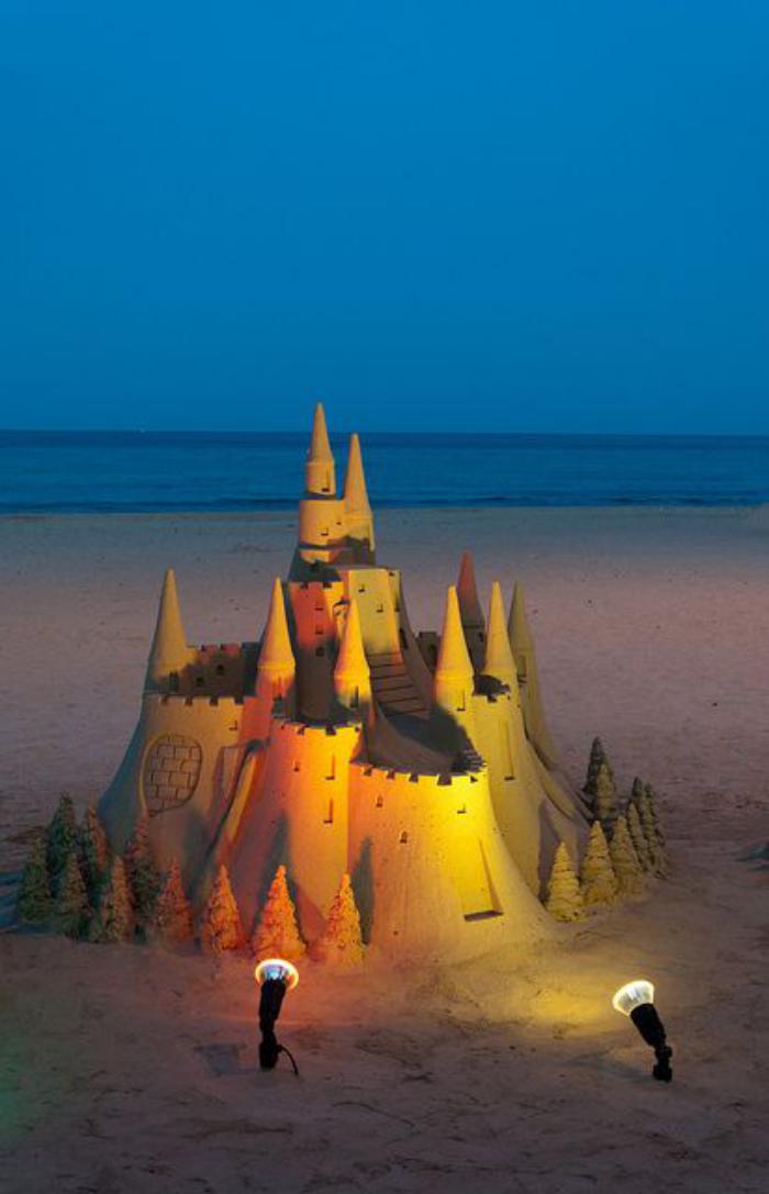 sculpture-de-sable-château-illuminé