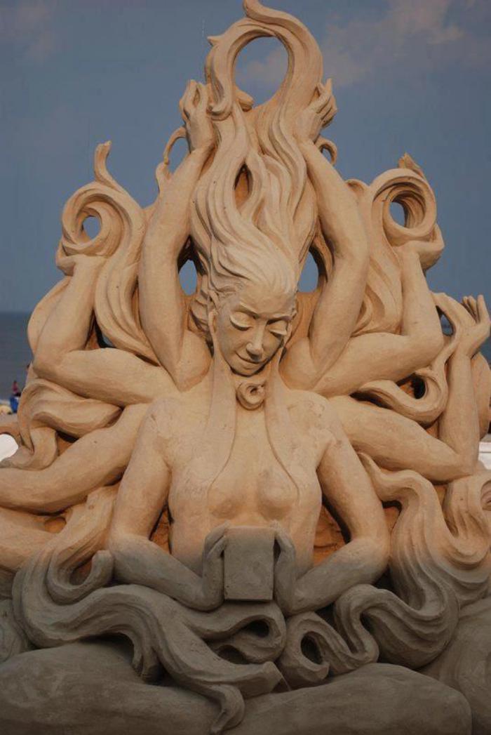 sculpture-de-sable-des-êtres-mythiques-faits-de-sable