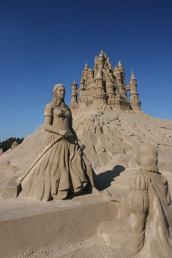 sculpture-de-sable-un-château-avec-sa-reine