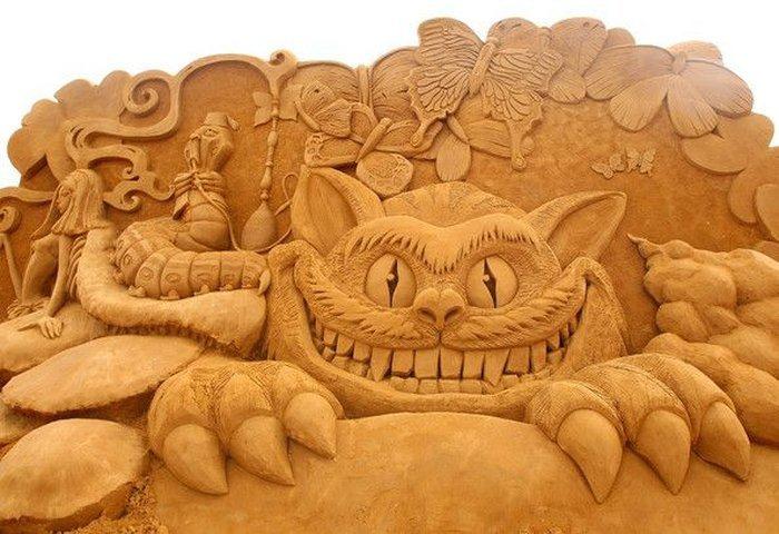 sculpture-de-sable-une-bête-monstrueuse