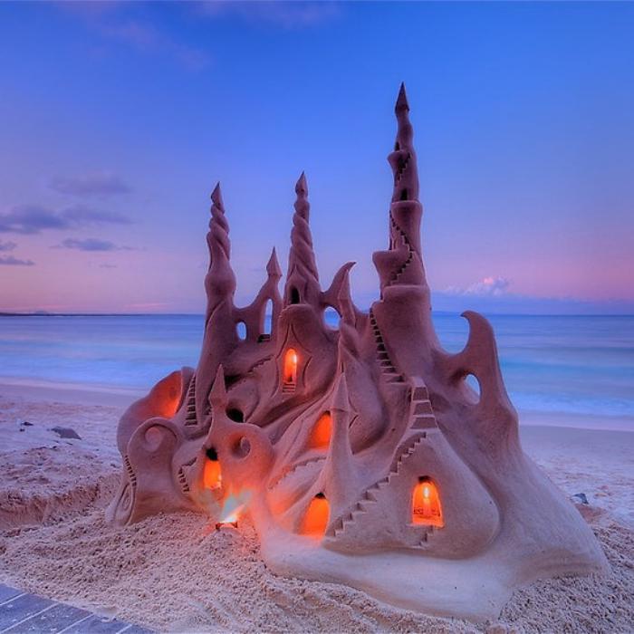 sculpture-de-sable-unique-château-illuminé