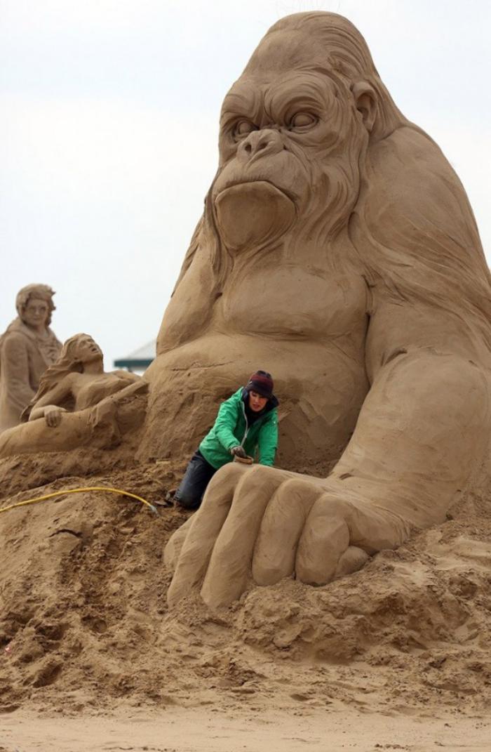 sculpture-de-sable-énorme-King-KOng-fait-avec-sable