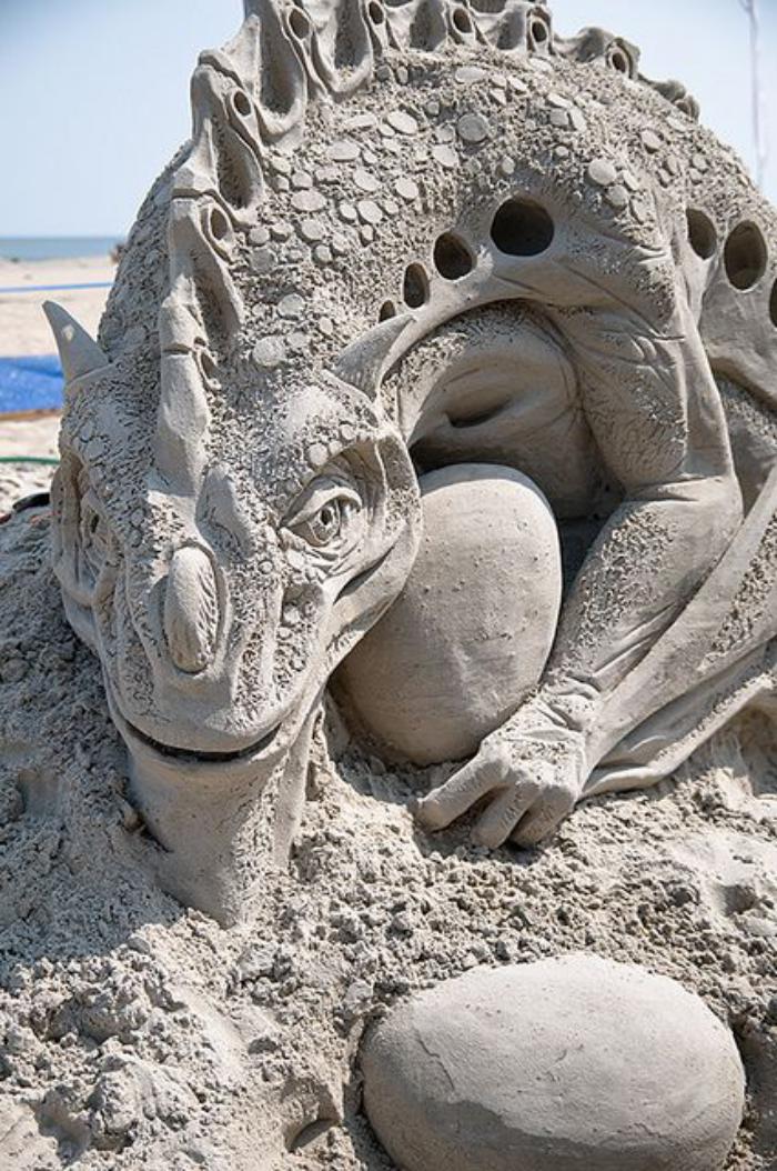 sculpture-de-sable-énorme-lézard-avec-ses-oeufs