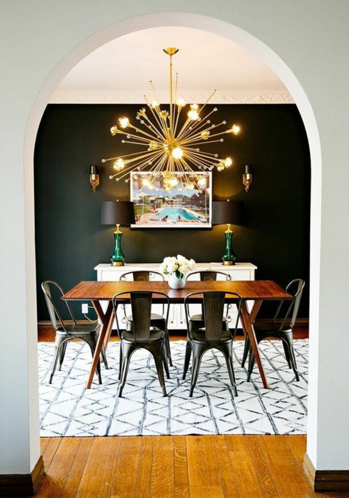 table-carrée-salle-à-manger-contemporaine-tapis-blanc-noir-murs-noirs-plafond-blanc-avec-lustre-en-forme-d-etoile
