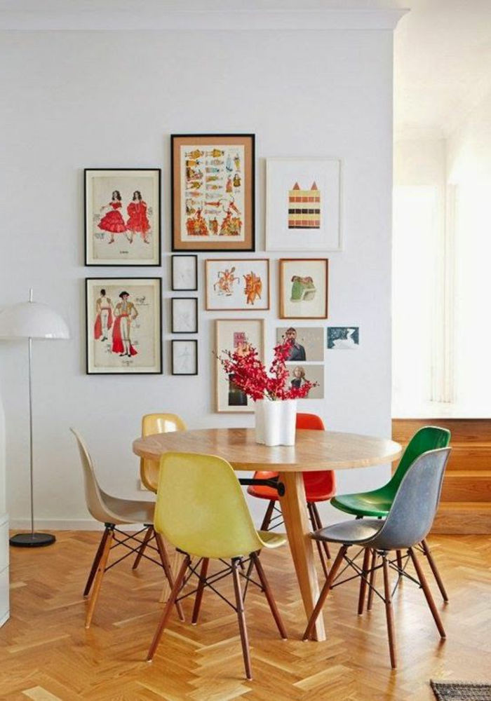 table-ronde-en-bois-salle-à-manger-contemporaine-sol-en-parquet-clair-chaises-colorées