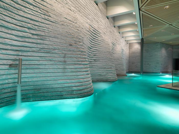 thermes-de-spa-architecture-fantastique-de-piscine-intérieure