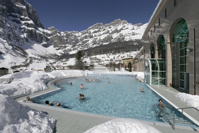 thermes-de-spa-en-Suisse-piscine-extérieure