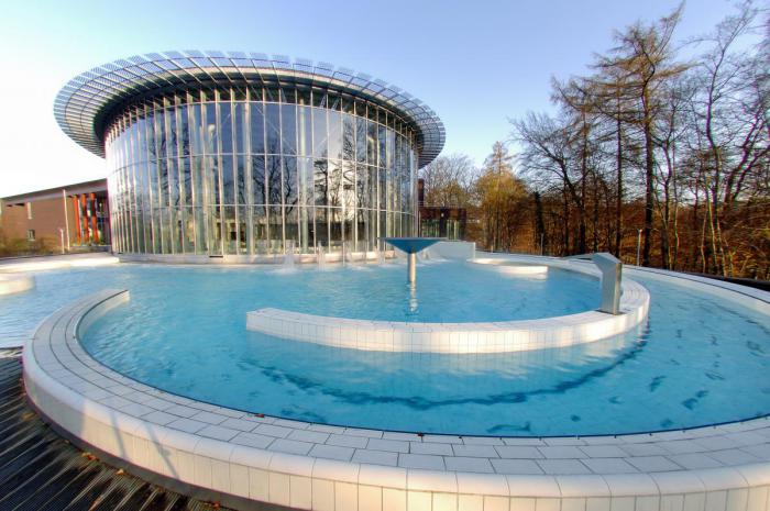 thermes-de-spa-piscine-extérieure-eau-curative-et-bâtiment-spectaculaire