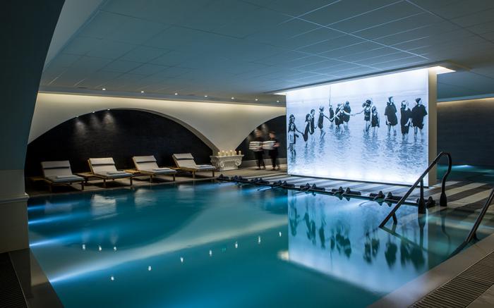 thermes-de-spa-piscine-thermale-publique-dans-unt-hôtel-contemporain