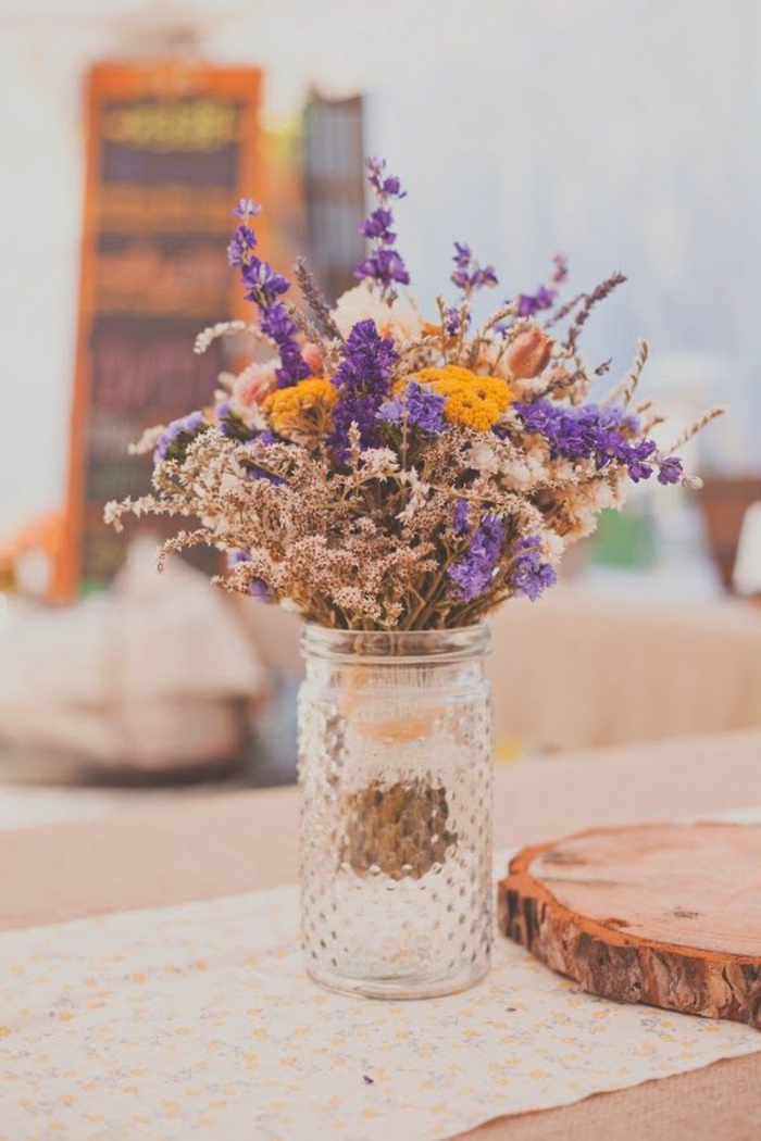 un-bouquet-champetre-sur-la-table-joli-bouquet-avec-beaucoup-de-fleurs-pour-bien-decorer-la-table