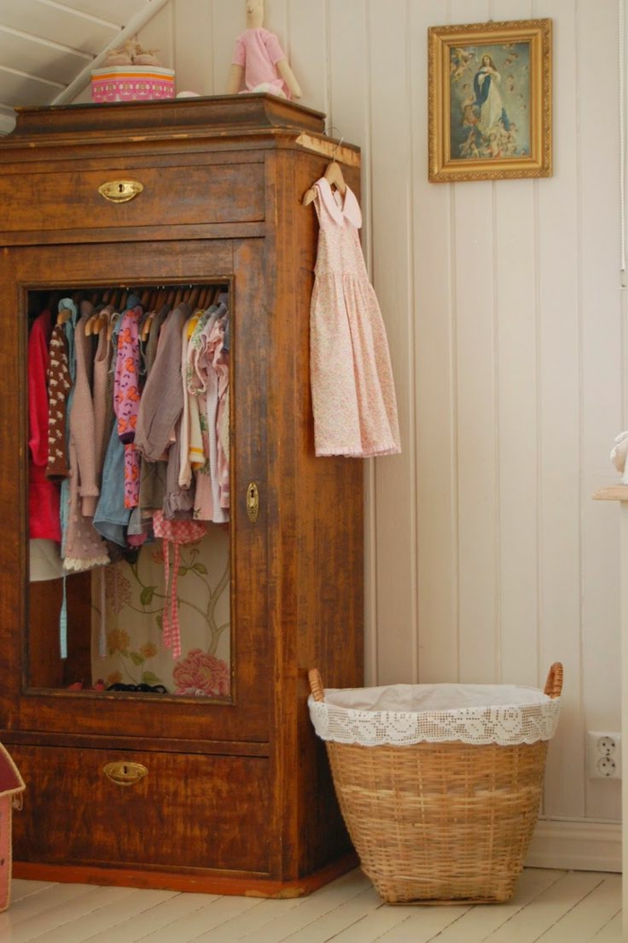 un-conforama-armoire-enfant-en-bois-massif-dans-la-chambre-d-enfant-moderne-avec-mur-en-planchers-beiges