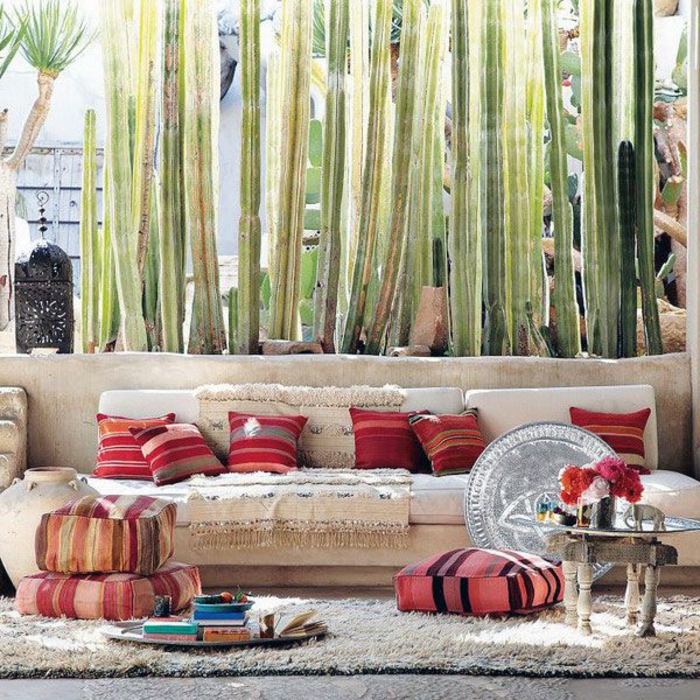 un-joli-salon-avec-meubles-beiges-coussins-colores-tapis-beige-salon-marocain-pas-cher