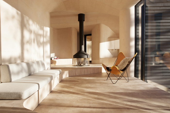 une-cheminée-centrale-suspendue-modernité-intérieur-salle-de-séjour-simple