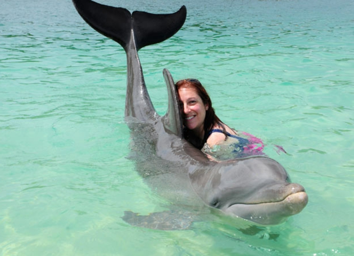 une-idée-cadeau-coupon-nager-avec-les-dauphins-france-femme-heureux