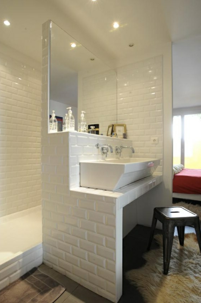 une-joli-idee-pour-bien-aménager-une-petite-salle-de-bain-avec-mur-en-carrelage-blanc