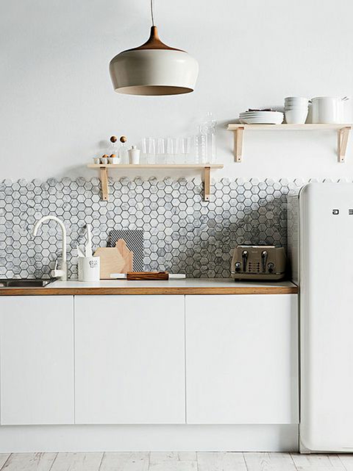 une-jolie-decoration-mosaique-pour-la-cuisine-avec-meubles-blancs-et-sol-en-planchers