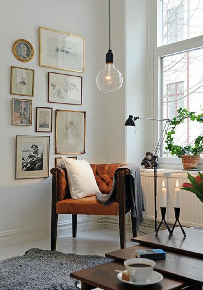 une-jolie-lampadaire-conforama-en-forme-de-boule-pour-le-salon-moderne-avec-canapé-marron