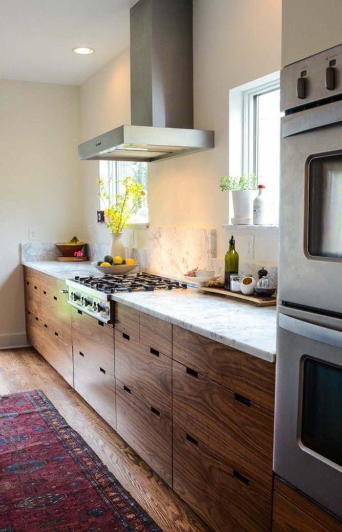 v33-rénovation-cuisine-relooker-sa-cuisine-meubles-en-bois-foncé-sol-en-planchers-tapis-coloré